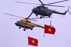 9 trực thăng bay chào mừng tại Lễ kỷ niệm 70 năm Chiến thắng Điện Biên Phủ