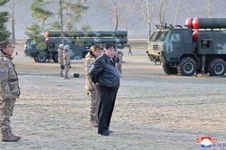 Ông Kim Jong Un giám sát cuộc tập trận với bệ phóng tên lửa 'siêu lớn' của Triều Tiên