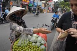 Hà Nội: Phạt người bán túi táo nhỏ với giá 200.000 đồng cho du khách nước ngoài