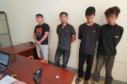 Bán tiếp viên nữ vì không chịu uống bia cùng khách