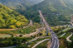 Vì sao doanh nghiệp phải tạm dùng thu phí BOT đường nối cao tốc Nội Bài - Lào Cai?