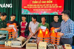 Người dân giao nộp ngư cụ khai thác thủy sản có tính chất hủy diệt