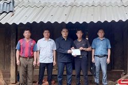Yên Châu trao tiền hỗ trợ di rời nhà ở nằm trong khu vực nguy cơ đá lăn
