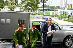 Hàng nghìn bị hại đội mưa dự phiên tòa Tân Hoàng Minh