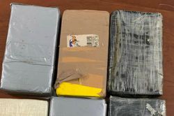 Nhiều đồ vật nghi chứa chất cấm trôi dạt vào vùng biển Phú Yên