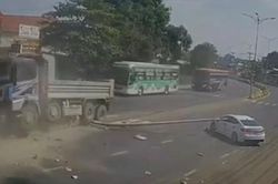 Cột đèn bị xe ben húc đổ, xuyên qua ôtô con khiến tài xế bị thương