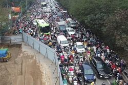 Tắc 'khủng khiếp' trên đại lộ Thăng Long vì hàng rào thi công vẫn chưa điều chỉnh