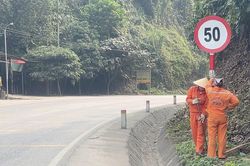 Cắm biển hạn chế tốc độ trên quốc lộ 2