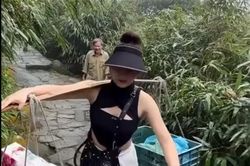Hot girl xe tải xuất hiện phụ giúp người đàn ông thồ hàng trên núi Yên Tử nhưng dân mạng chỉ soi 1 chi tiết 'lạ'