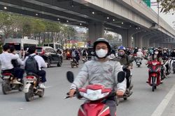 Xe máy đua nhau đi ngược chiều trên đường Phạm Văn Đồng