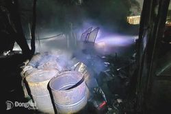 15 cảnh sát chữa cháy dập tắt đám cháy cỏ lan vào bãi phế liệu bỏ hoang trong đêm