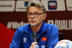 HLV Troussier: 'Chúng tôi tập đi tập lại mà vẫn thua từ ném biên'