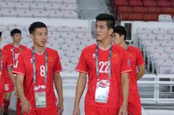 CĐV Indonesia bị lên án vì bắn pháo hoa trước khách sạn ĐT Việt Nam
