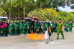 Huấn luyện kỹ năng phòng cháy chữa cháy cho sinh viên Trường Đại học An Giang