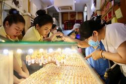 Giá vàng hôm nay ngày 21/3 liên tục giảm dữ dội