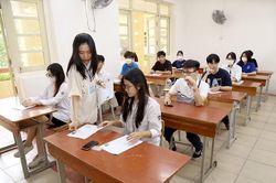 Bộ GD&ĐT công bố đề thi tham khảo tốt nghiệp THPT, hạn chế văn mẫu