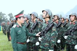 Tổng Tham mưu trưởng thị sát huấn luyện diễu binh, diễu hành kỷ niệm Chiến thắng Điện Biên Phủ