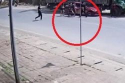 Clip: Ô tô bị xe tải tông văng, người dân hốt hoảng chạy tới cứu giúp