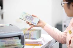 Lãi suất ngân hàng tiếp tục giảm, mức 6%/năm mất hút