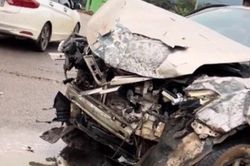 Clip: Tông bẹp cửa ô tô SUV chạy vội vàng, ô tô Vios vỡ nát đầu