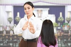 Mẹ cấm con gái đến đám tang bố nhưng vẫn dắt đến đòi nhà chồng cũ chia của hồi môn