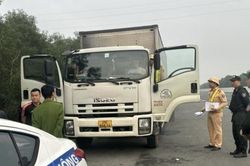 Dừng ô tô trên cao tốc Hà Nội - Hải Phòng, chui vào thùng xe để đánh bạc