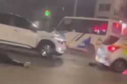 Taxi mất lái, đâm 2 người dừng đèn đỏ nguy kịch