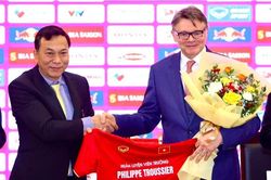 HLV Troussier vững ghế ít nhất tới tháng 6-2024