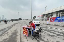 Cổng sân Mỹ Đình vắng, người hâm mộ vẫn chưa quan tâm trận Việt Nam vs Indonesia