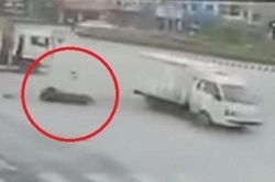 Clip: Phóng xe máy như bay tông ngang xe tải, tài xế ngã gục