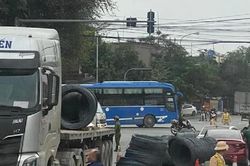 Bản tin 24/3: Nhiều cuộn thép 'bay' khỏi xe đầu kéo, va trúng 3 ô tô
