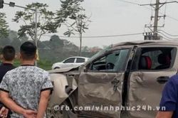 Clip: Chạy tạt đầu xe tải Howo, ô tô bán tải nhận tai họa 'đắt giá'