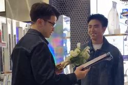 'Ninh - Dương' ký giấy kết hôn, còn tung hoa cưới khiến cả trung tâm thương mại như vỡ òa