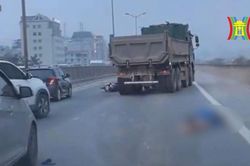 Đi lên đường Vành đai 3, xe máy bị tai nạn
