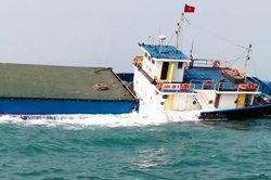 Tàu chở gần 3.000 tấn xi măng chìm trên biển Cù Lao Chàm