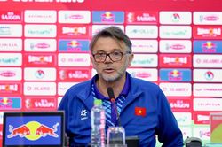 HLV Troussier đã có cách đối phó với vũ khí ném biên của Indonesia?