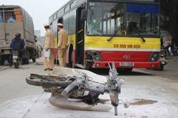 Công an Hà Nội tìm người làm chứng vụ tai nạn giao thông giữa xe bus và xe máy tại ngã tư Nguyễn Chánh