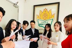 Trường THPT Kim Liên kết nạp 7 Đảng viên là học sinh