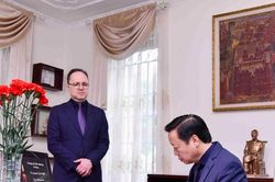 Phó Thủ tướng Trần Hồng Hà ghi sổ tang tưởng niệm các nạn nhân vụ khủng bố ở Nga