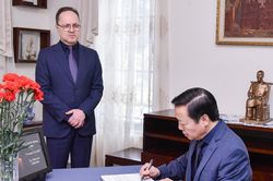 Phó Thủ tướng ghi sổ tang tưởng niệm các nạn nhân trong vụ khủng bố ở Nga