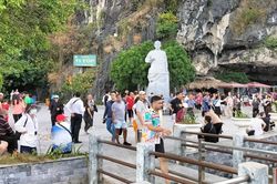 Vịnh Hạ Long thu hút khách du lịch quốc tế lưu trú