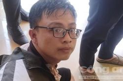 Bắt tại trận thanh niên vào tiệm vàng vờ mua rồi cầm vàng bỏ chạy