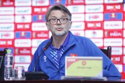 HLV Troussier: Tôi không đá thay cầu thủ được