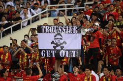 CĐV Việt Nam tức giận với HLV Troussier
