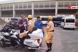HLV Troussier được khen ngợi vì hành động bất ngờ với CSGT, nói đùa một câu mà ai nghe cũng bật cười