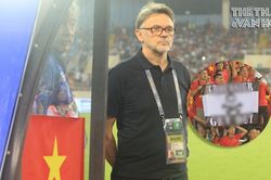CĐV Việt Nam hô vang tên HLV Troussier trên Mỹ Đình, nhưng mang thông điệp buồn