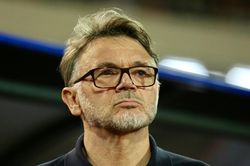 THĂM DÒ: Đã sa thải HLV Troussier được chưa?