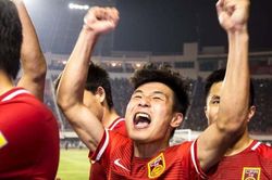 Ngôi sao từng đá châu Âu tỏa sáng, Trung Quốc đại thắng Singapore để nuôi hy vọng đi tiếp