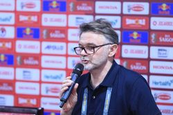 CHÍNH THỨC: HLV Troussier và VFF chấm dứt hợp đồng