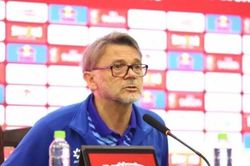 Bị hỏi về tương lai, HLV Troussier nói điều bất ngờ